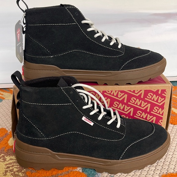 Vans Shoes - Vans WMNS Colfax Boot Mte-1
Gum/Black
VN000BCGW9Q
BOOTS Sneakers